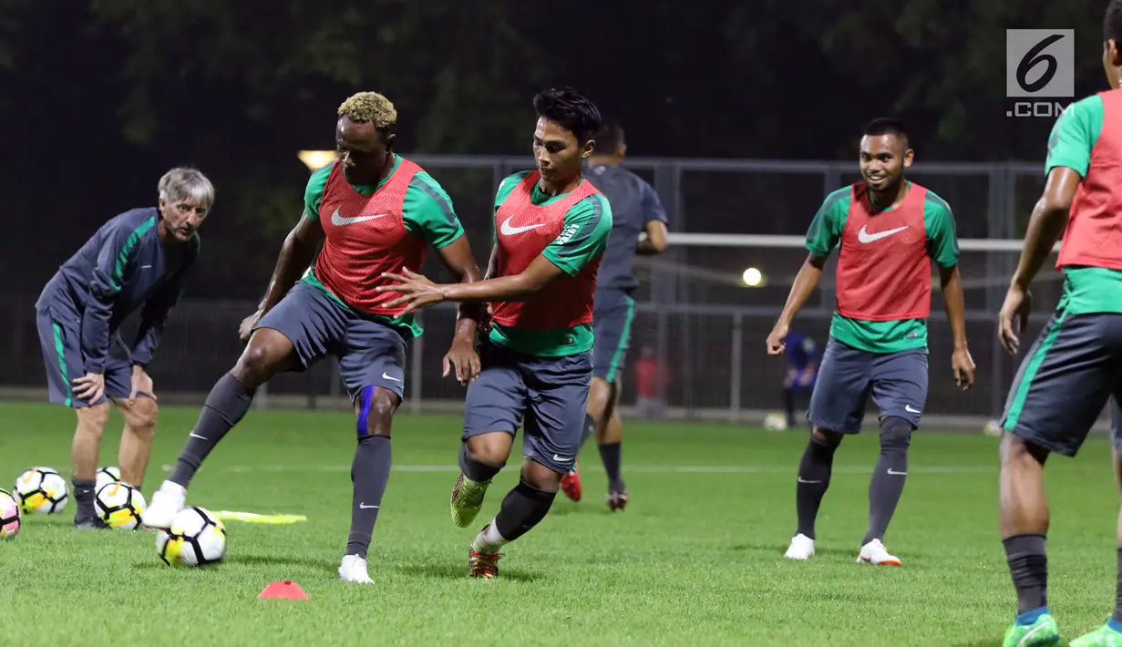 Victor Igbonefo (kedua kiri) berebut bola dengan pemain Timnas Indonesia U-23, Bagas Adi Nugroho saat latihan di Lapangan B Kompleks GBK, Jakarta, Rabu (30/5). Indonesia U-23 akan melakoni uji coba melawan Thailand U-23. (Liputan6.com/Helmi Fithriansyah)