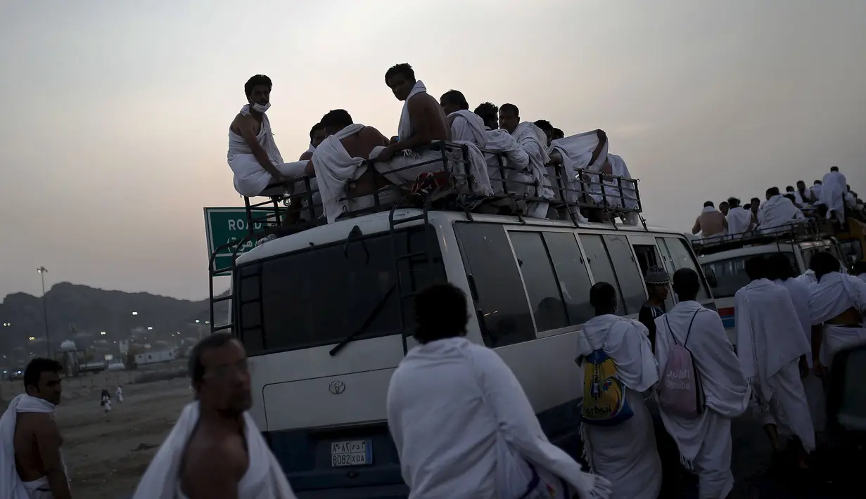 Sebagian umat  muslim menggunakan bus saat melakukan perjalanan ibadah haji di luar kota suci Mekah, Rabu (23/9/2015). (REUTERS/Ahmad Masood)