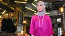 Model berjalan menggenakan kain tenun koleksi terbaru SRI Indonesia saat fashion show, Jakarta, Selasa (17/5). Sri Indonesia menggelar acara trunk show dan lelang baju untuk disumbangkan pada pengrajin tenun dari Garut. (Liputan6.com/Yoppy Renato)