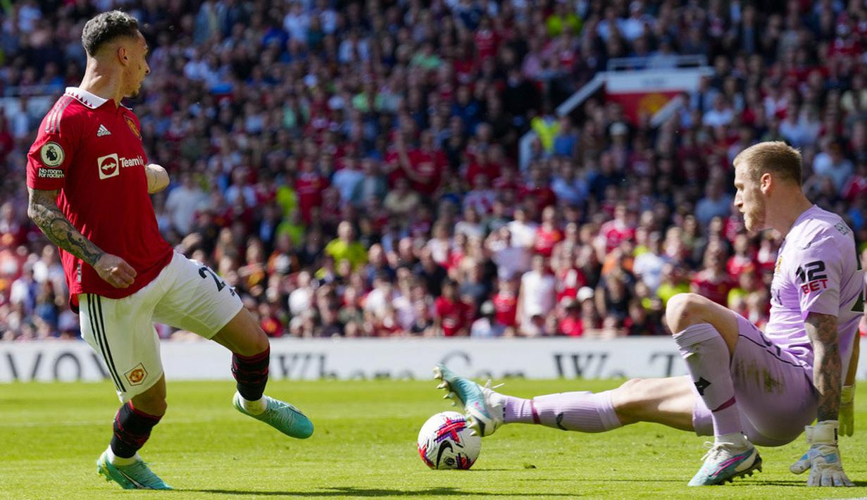 Pemain Manchester United, Antony, berusaha mencetak gol ke gawang Wolverhampton Wanderers pada laga pekan ke-36 Premier League di Old Trafford, Sabtu (13/5/2023). MU menang dengan skor 2-0. (AP Photo/Jon Super)