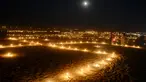 Warga India berjalan di Sangam saat festival 'Dev Deepawali,' atau festival cahaya, di Allahabad, Rabu (25/11).  Festival ini adalah perayaan atas kemenangan kebaikan atas kejahatan. (AFP PHOTO/Sanjay Kanojia)