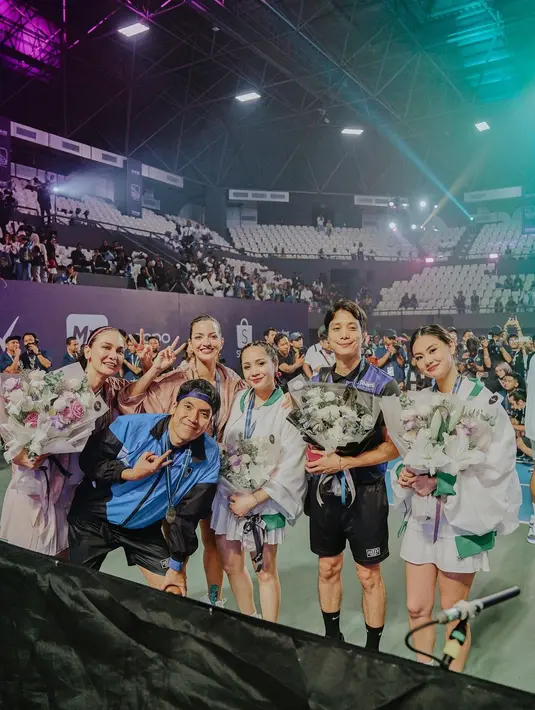 Rambut ditata dengan gaya sleek look. Luna Maya menguncir rambutnya dengan gaya pony-tail dan mengenakan bando tipis berwarna merah muda. Foto: Instagram.