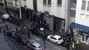 Polisi memeriksa jasad seorang pria yang ditembak mati di sebuah kantor polisi di Paris, Prancis, Kamis (7/1). Pria itu ditembak mati karena memaksa masuk ke kantor polisi dengan mengenakan rompi peledak. (Handout via Social Media Website/Anna Polonyi)