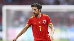 Joe Allen tampil untuk negaranya sejak tahun 2009 silam. Dia memainkan peran penting bagi Wales di Euro 2016 dan 2020. Gelandang dengan tinggi 168 cm ini merupakan pemain reguler di lini tengah Wales di Piala Dunia 2022. (Dean Mouhtaropoulos/Pool via AP)