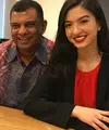 Pemeran dan penyanyi cantik Raline Shah diangkat menjadi Komisaris Independen Air Asia Indonesia. Perempuan yang mengawali kariernya dari modeling itu diharapkan bisa membawa perusahaan lebih baik. (Instargam/tonyfernandes)