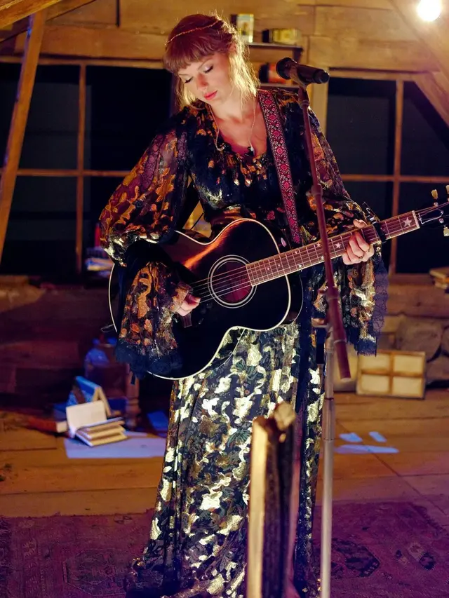 Gaun Bertabur Bunga Taylor Swift Kisahkan Cerita Dongeng di Grammy Awards 2021