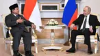 Dalam foto yang disebarkan oleh kantor berita Rusia Sputnik ini memperlihatkan Presiden Republik Indonesia Prabowo Subianto (kiri) berbincang dengan Presiden Rusia Vladimir Putin di Saint Peterburg pada 19 Juni 2025. (Sergei BOBYLYOV/POOL/AFP)