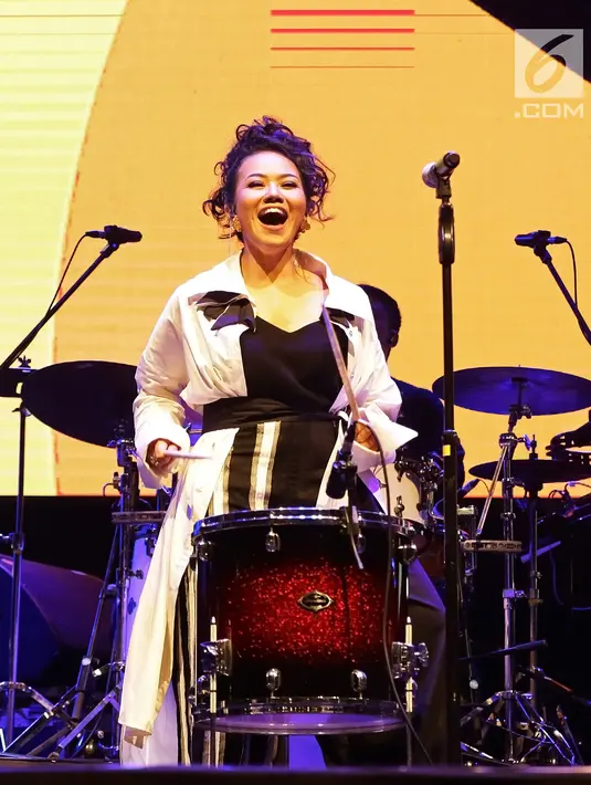 Yura Yunita memainkan perkusi saat tampil dalam acara Balkonjazz Festival 2019 di Balkondes Tuksono, Borobudur, Magelang, Jawa Tengah, Sabtu (14/9/2019). Yura tampil dengan membawakan sejumlah lagu hits miliknya. (Fimela.com/Bambang Ekaros Purnama)