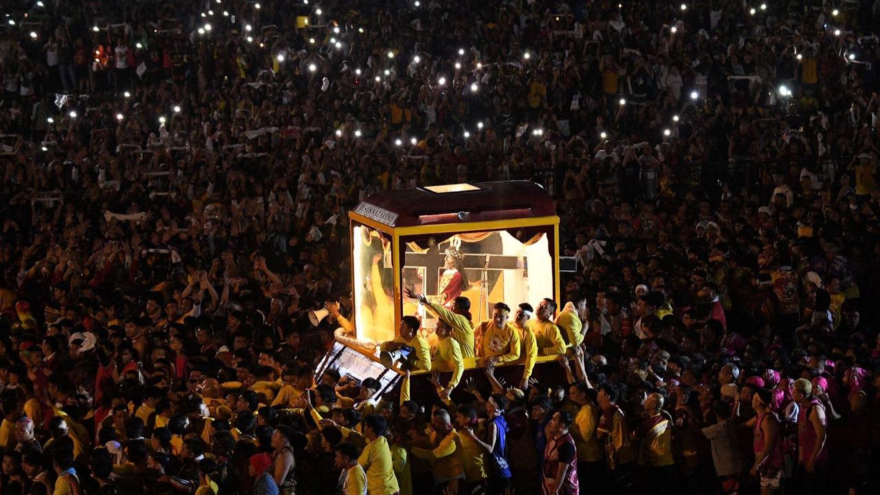 FOTO: Penampakan Lautan Manusia Berdesakan Arak Patung Yesus Black Nazarene di Filipina