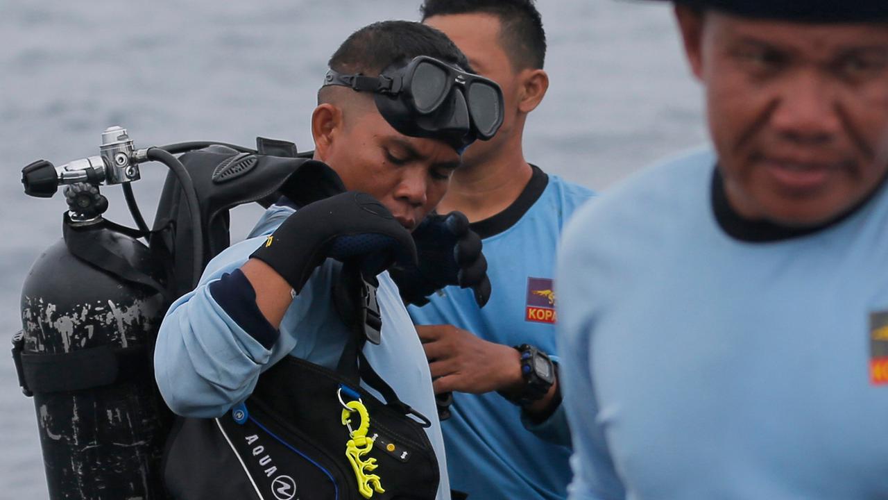Aksi Pasukan Katak TNI AL Cari Korban Lion Air JatuhAksi Pasukan Katak TNI AL Cari Korban Lion Air Jatuh