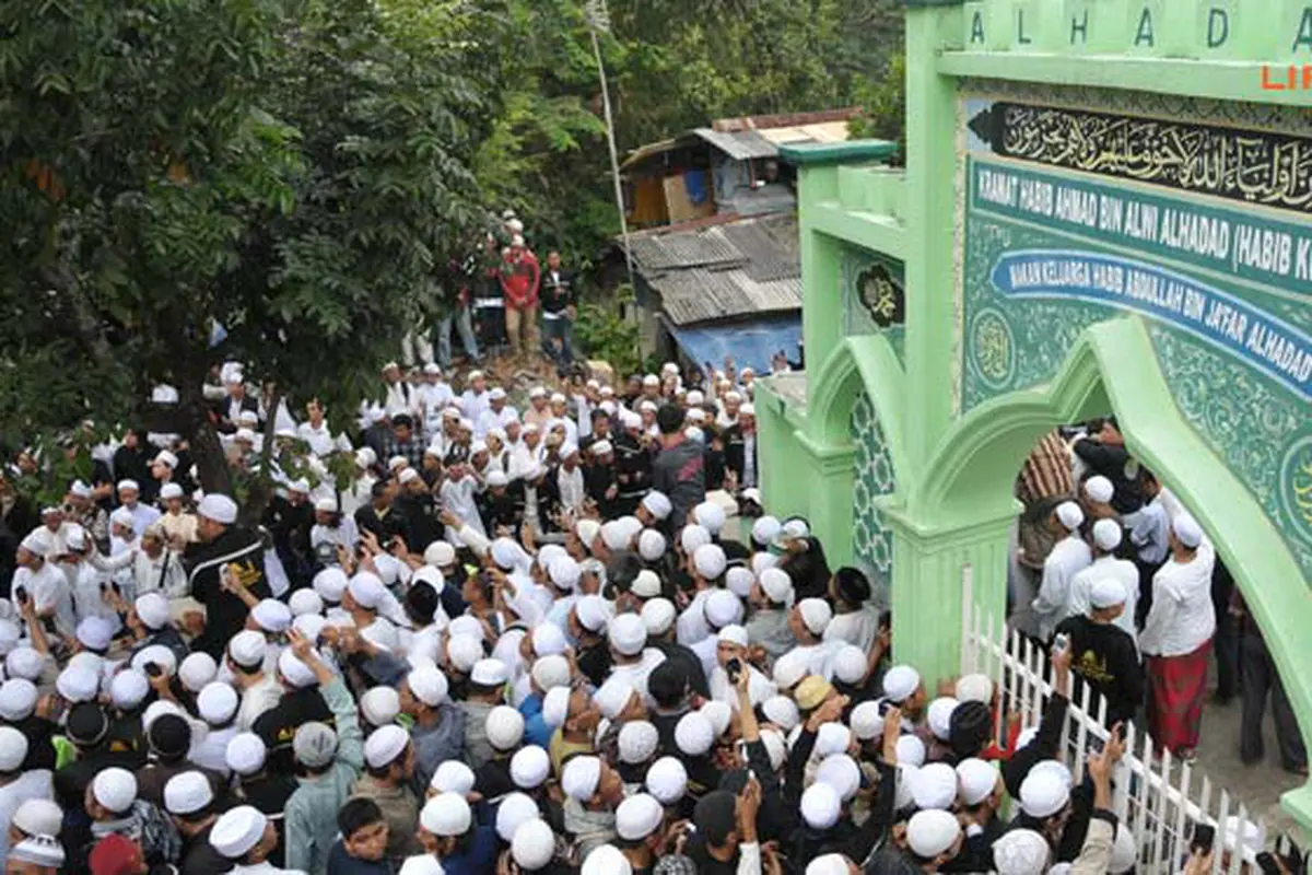 pemakaman-habib-1-130916d.jpg