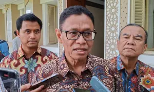 Wakil Menteri Energi dan Sumber Daya Mineral (ESDM), Yuliot Tanjung di Kantor Kementerian ESDM, Jakarta, Jumat (24/4/2026). (Liputan6.com/Arief)
