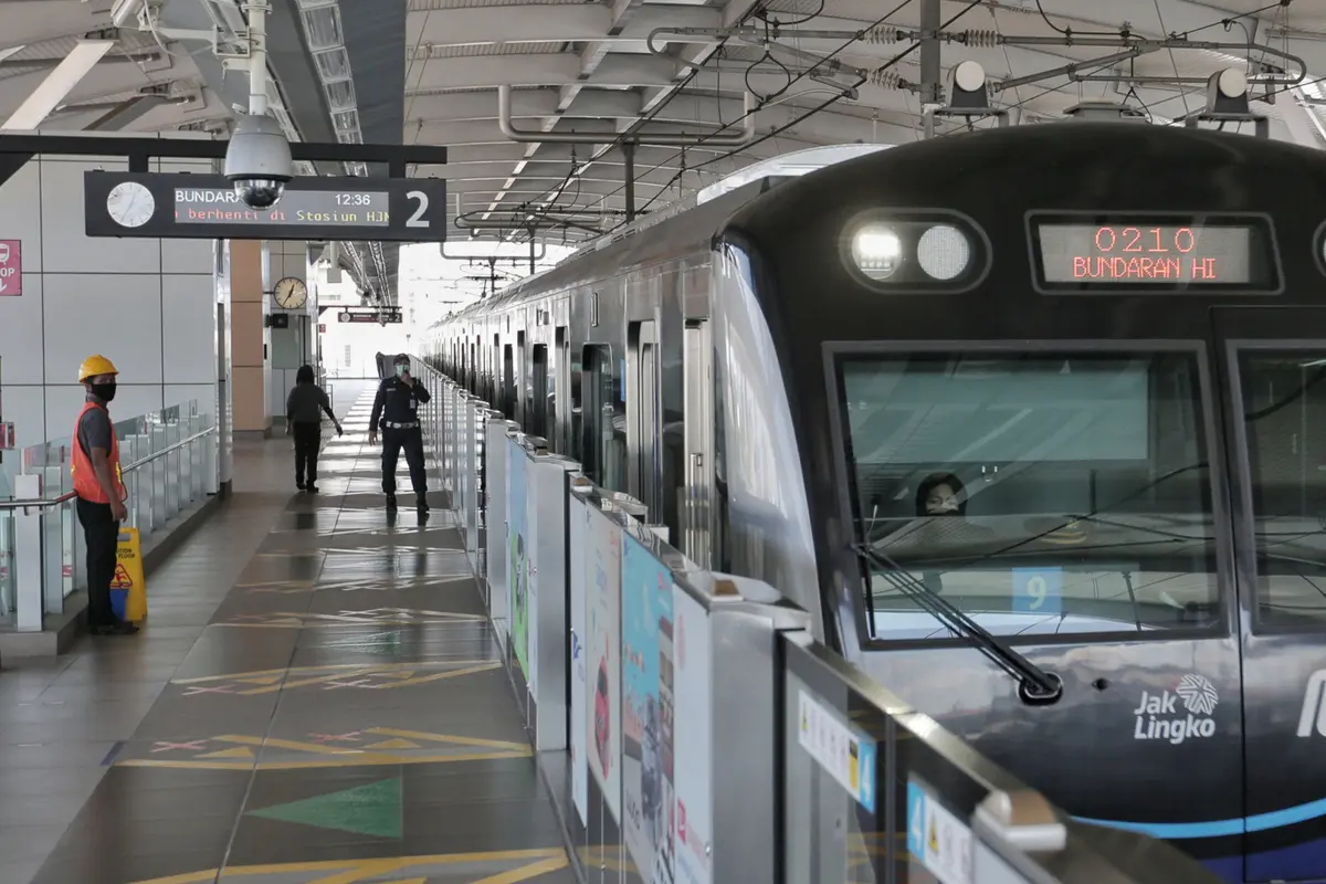 FOTO: Libur Lebaran di Tengah Pandemi, MRT Sepi Penumpang