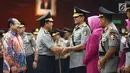Kapolri Jenderal Tito Karnavian menyalami pejabat tinggi Polri saat sertijab di Jakarta, Kamis (24/1). Tito berpesan kepada pejabat yang baru untuk mengemban tugas secara amanah. (Merdeka.com/Imam Buhori)