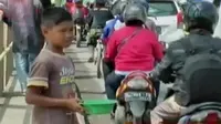 Tidak sedikit warga termasuk anak-anak yang terpaksa mengemis di pinggir jalab mengenakan kaleng bekas dan plastik. 