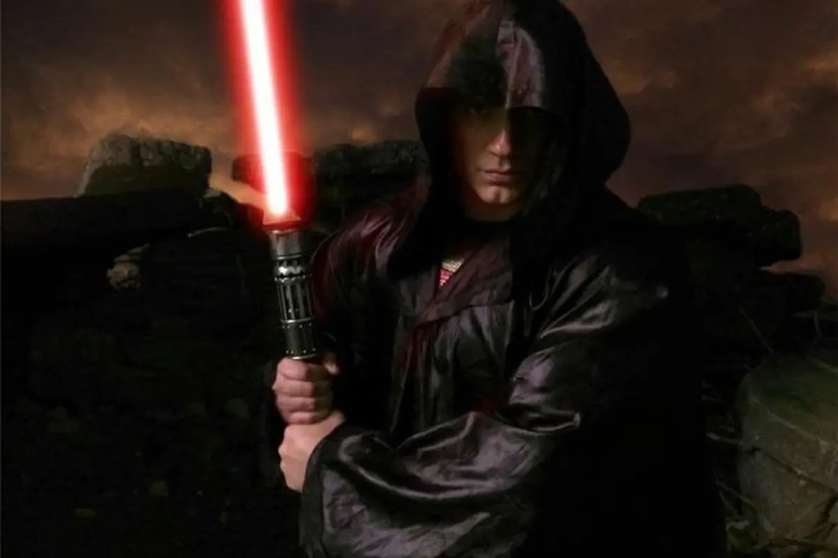 Foto Superman Menggenggam Pedang Star Wars Bikin Heboh