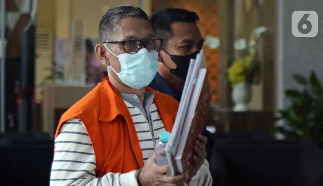 Terdakwa dugaan suap proyek pembangunan di Penajam Paser Utara dan penerbitan perizinan untuk HGU lahan sawit serta perizinan pemecah batu pada Dinas Pekerjaan Umum dan Tata Ruang Penajam Paser Utara, Mulyadi bersiap menjalani sidang lanjutan secara daring melalui Gedung KPK, Jakarta, Kamis (4/8/2022). Mulyadi merupakan mantan Plt. Sekda Penajam Paser Utara (PPU). (Liputan6.com/Helmi Fithriansyah)