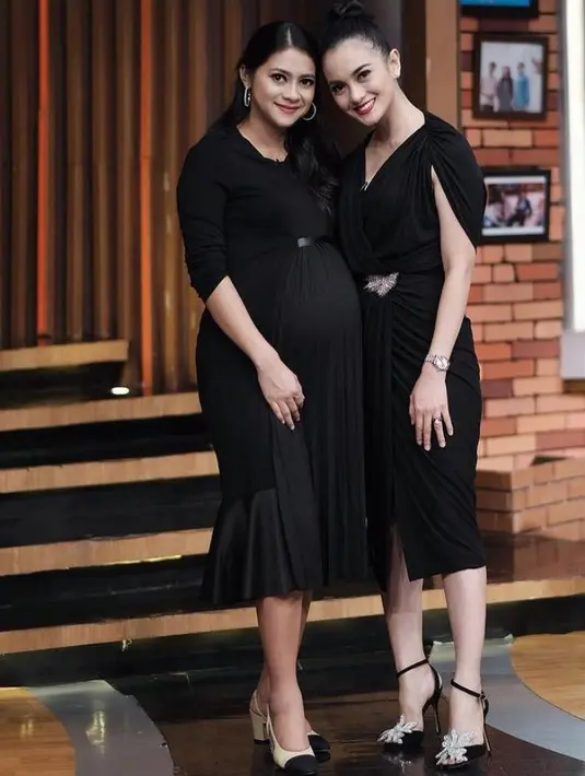 8. Kalau ini potret penampilan Riri dan Rini yang kompak mengenakan dress hitam dan sepatu heels warna senada. (Instagram/ririnekawati/riniyulianti).