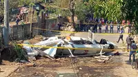 Lokasi jatuhnya Helikopter bell 429 yang membawa kepala polisi Filipina ditutup di San Pedro, selatan Manila, Kamis (5/3/2020). Helikopter yang membawa Kepala Polisi Filipina Jenderal Archie Francisco Gamboa dan beberapa pejabat PNP lainnya itu jatuh sesaat setelah lepas landas. (AP/Aaron Favila)