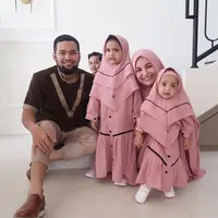 Teuku Wisnu dan Shireen Sungkar bersama ketiga buah hati. (dok. Instagram @shireensungkar/https://www.instagram.com/p/ByPiwG1FHwd/Putu Elmira)