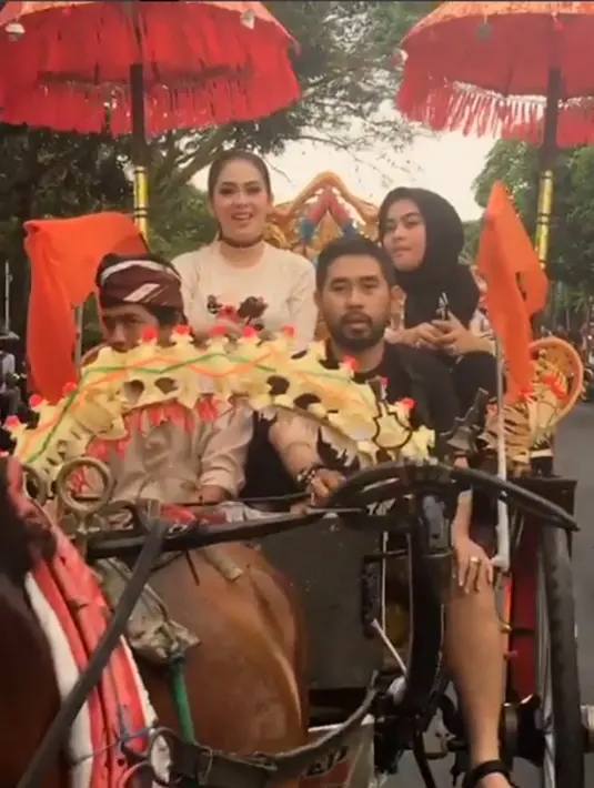 Syahrini naik delman dalam rangka memeriahkan Hari Ulang Tahun (HUT) Kota Jembrana ke-121 tahun. Setelah itu, malam hari, Syahrini tampil menghibur masyarakat. (Instagram/princessyahrini)