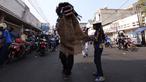 Reog dari daerah Ujung Berung ini turut meramaikan Pawai Persib Juara Piala Presiden di jalanan kota Bandung, Minggu (25/10/2015). (Bola.com/Nicklas Hanoatubun)