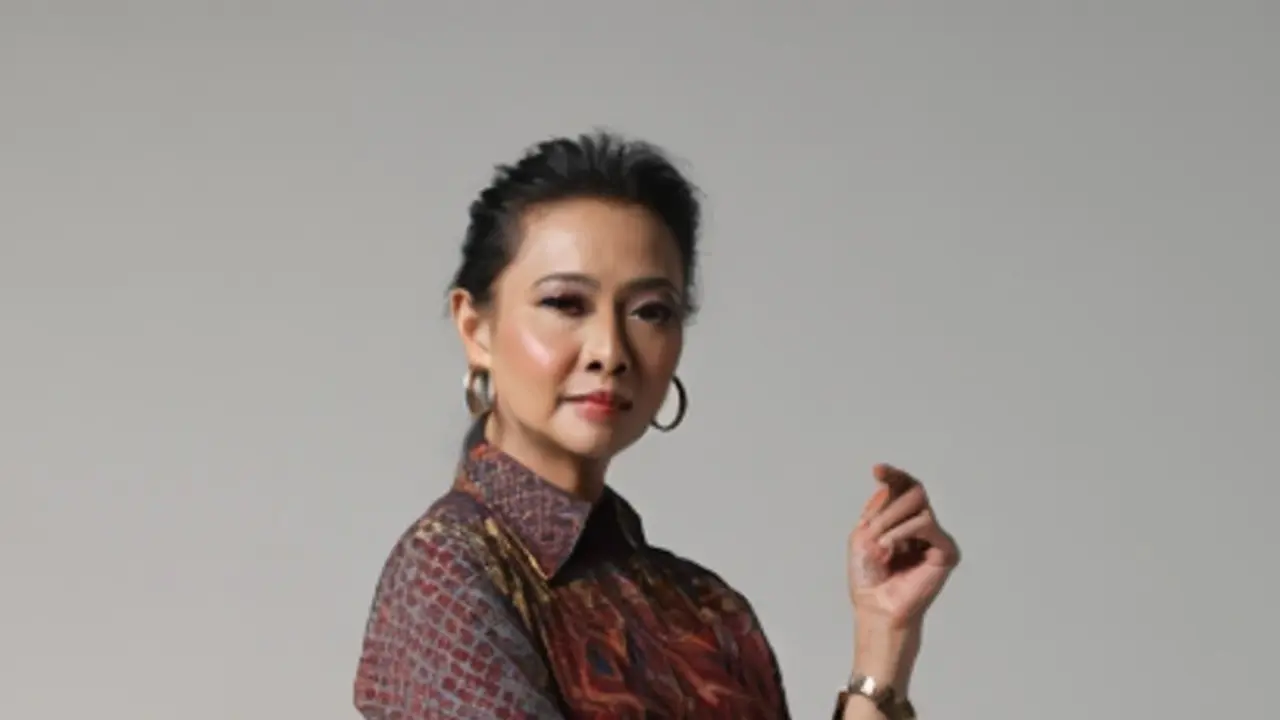Model Dress Batik Kombinasi Polos Lengan Panjang untuk Ibu-ibu 50 Tahun/Ilustrasi gambar oleh AI