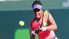 Petenis putri AS, Venus Williams mengembalikan bola ke arah juara bertahan Johanna Konta pada babak 16 besar Miami Terbuka di Candon Park, Senin (26/3). Venus membukukan kemenangan 5-7, 6-1, dan 6-2 dalam waktu 2 jam dan 19 menit. (AP Photo/Joe Skipper)