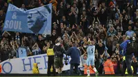 Bek Manchester City, Pablo Zabaleta, menyapa suporter usai pertandingan Liga Inggris melawan West Bromwich Albion di Stadion Etihad, Selasa, (16/05/2017). Zabaleta resmi pamit dari klub Manchester City. (AFP/ Anthony Devlin)