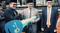 Direktur Kepatuhan dan Manajemen Risiko menemani Gubernur Jawa Barat Ridwan Kamil yang menyerahkan kunci simbolis bus wisata kepada Wali Kota Sukabumi Achmad Fahmi saat peluncuran 13 bus pariwisata di Gedung Sate, Kota Band