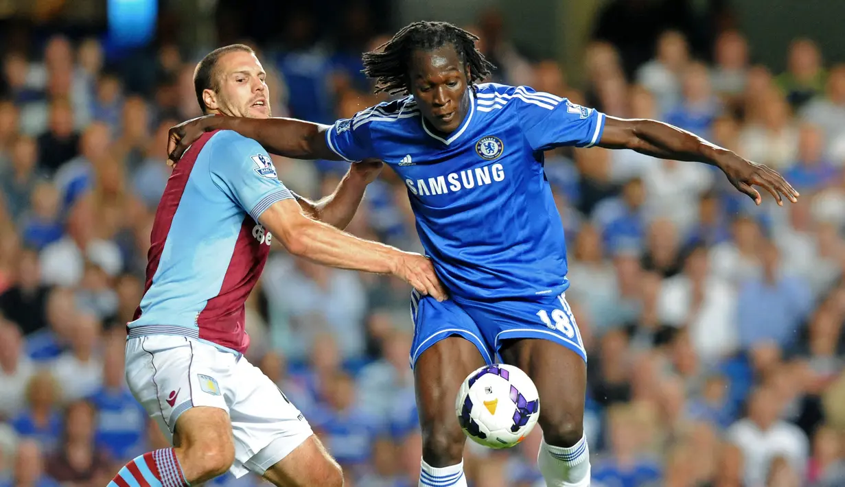 Romelu Lukaku. Striker ini didatangkan Chelsea dari Anderlecht pada awal musim 2012/2013 dengan nilai 15 juta euro. Hanya tampil sebanyak 15 laga dalam 2 musim, ia lantas dipinjamkan ke WBA dan Everton. Pada awal 2014/2015 Everton mempermaenkannya dengan nilai 35,36 juta euro. (AFP/Olly Greenwood)