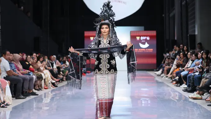 Merdi Sihombing, Mengubah Kain Ulos Menjadi Fashion Modern yang Berkelanjutan