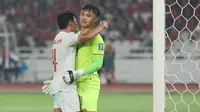 Kapten Timnas Indonesia, Asnawi Mangkualam (kiri) memeluk kiper Ernando Ari Sutaryadi jelang dimulainya pada laga terakhir Grup F putaran kedua kualifikasi Piala Dunia 2026 Zona Asia di Stadion Utama Gelora Bung Karno (SUGBK) Senayan, Jakarta, Selasa (11/6/2024). (Bola.com/M Iqbal Ichsan)