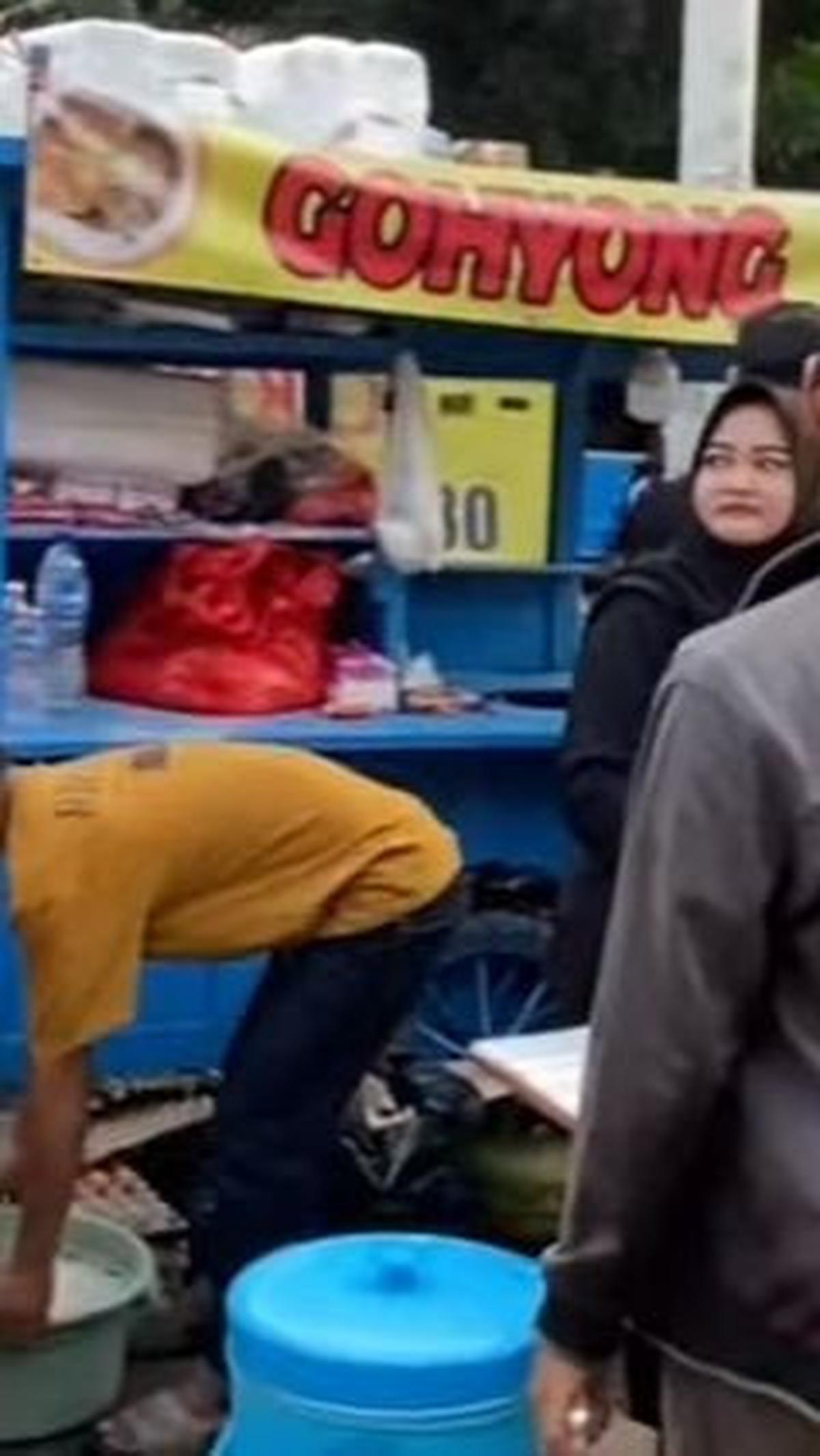 Meski terlihat sederhana, namun bisnis berjualan Gohyong itu ternyata menjadi salah satu peluang usaha yang cukup menjanjikan.