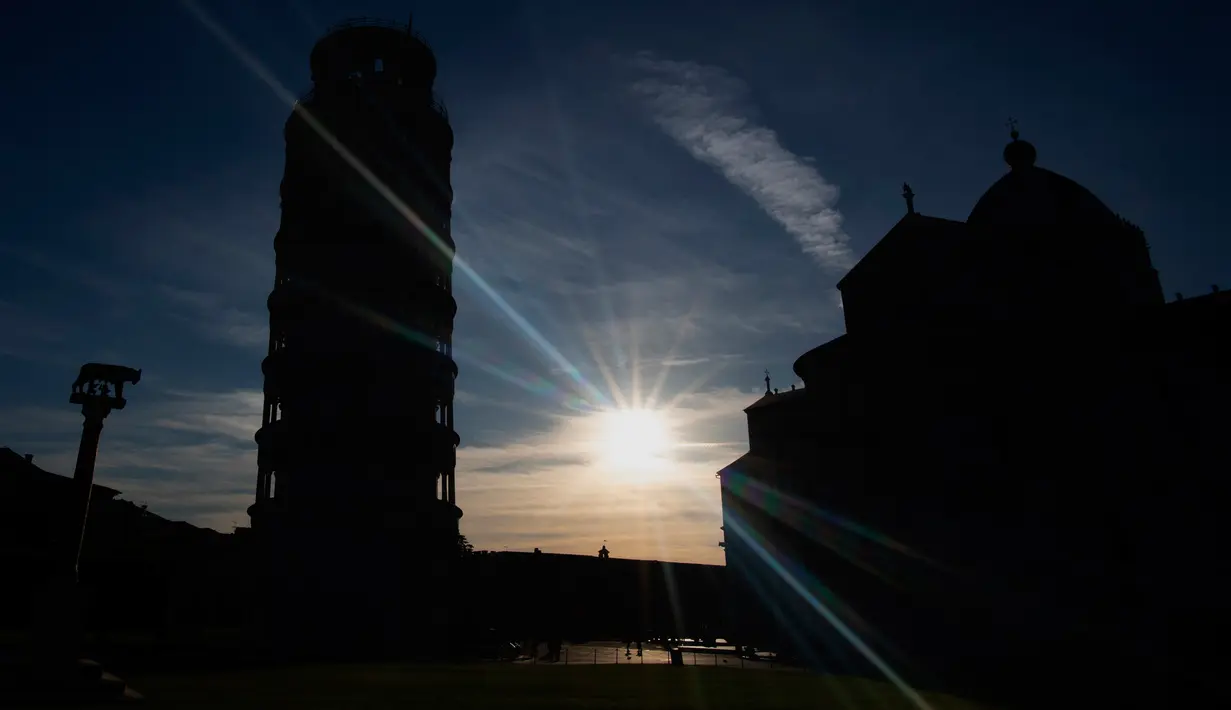 Gambar pada 28 November 2018 menunjukkan Menara Pisa di kota Pisa, Tuscany, Italia. Menara Pisa ditutup untuk umum pada 1990 selama 11 tahun dengan alasan keamanan setelah bangunan itu miring sejauh 4,5 meter dari titik vertikalnya. (Tiziana FABI / AFP)