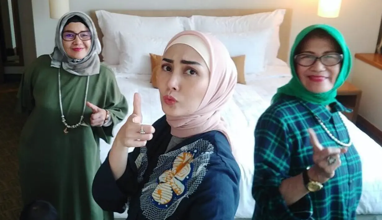 Seperti ini misalnya, paduan warna navy blue pada blouse yang dikenakan Fenita sangat pas  dengan warna pastel pada hijabnya. Kesan simple dan adem sangat terlihat dari tampilan Fenita. (Instagram/fenitarie)