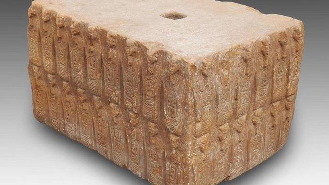 <p>Balok batu granit yang berasal dari era Raja Khufu (2589-2566 SM) di Kairo timur (Xinhua/Kementerian Pariwisata dan Kepurbakalaan Mesir)</p>