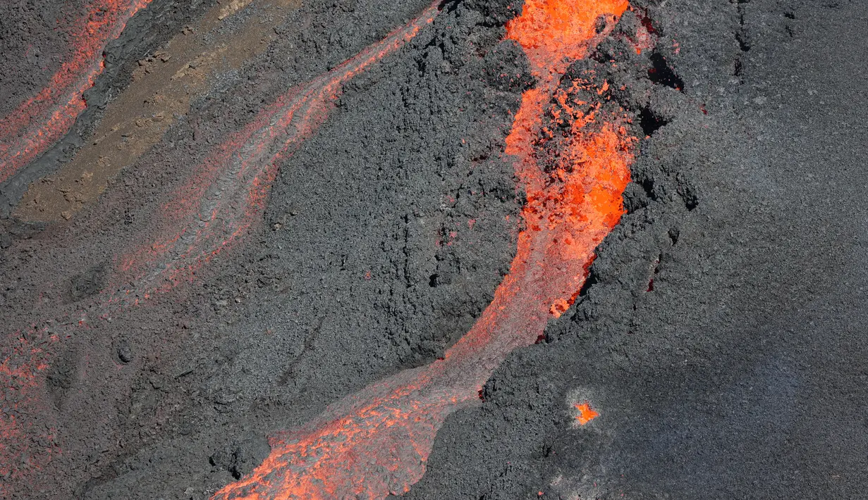 Foto udara yang diambil pada tanggal 2 Juli 2023 ini menunjukkan pemandangan letusan gunung berapi Piton de la Fournaise di pulau La Reunion. (Richard BOUHET / AFP)