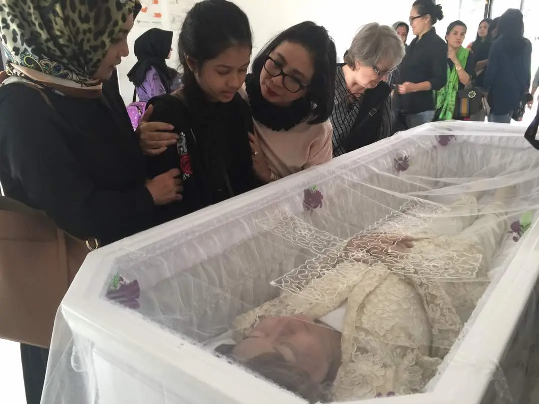 Sang anak menangis di samping peti jenazah Yana Zein. (Fathan Rangkuti/Bintang.com)