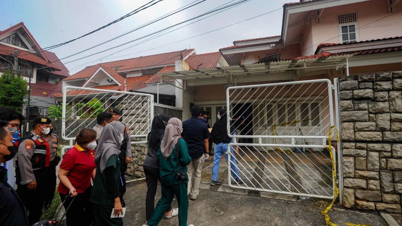 Setelah Ketua RT, satpam dan dokter tiba, jasad suami Grace dibawa oleh ambulans. Grace pergi dan menutup pintu.<br>