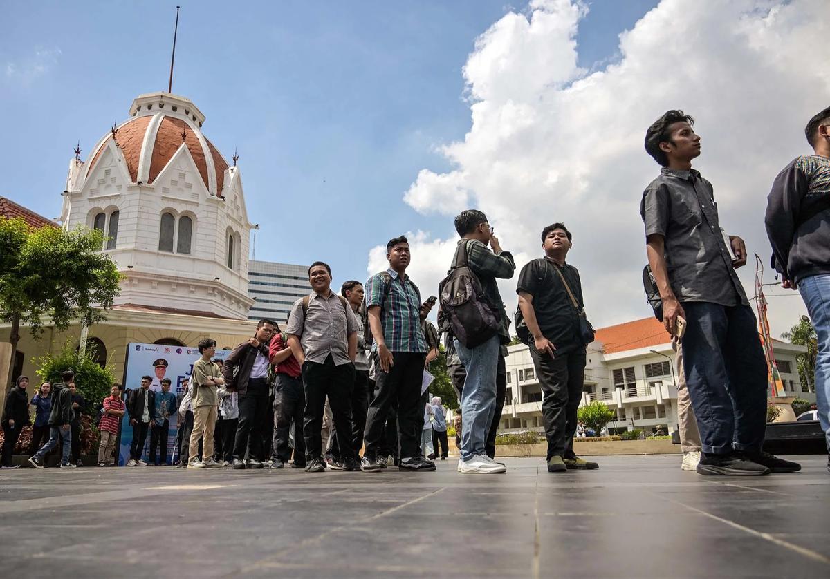 FOTO: Antrean Pencari Kerja Mengular di Job Fair Surabaya 2026
