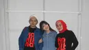Sebelum tampil di atas panggung, Tiara Andini kenakan setelan denim. Padukan kemeja dan celana jeans kaki lebar (wide-leg) yang dilengkapi ikat pinggang hitam. [@tiaraandini]
