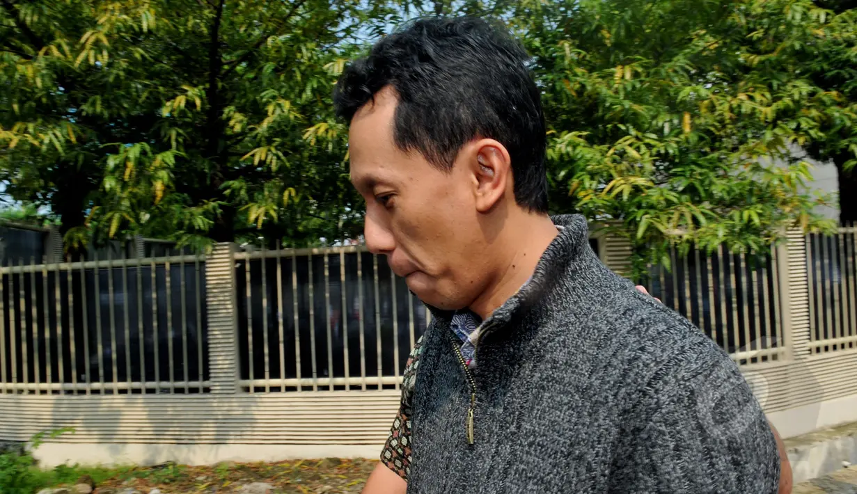 Bupati Tanah Laut Bambang Alamsyah usai menjalani pemeriksaan di KPK, Jakarta, Selasa (5/5/2015). Bambang diperiksa sebagai saksi kasus dugaan suap perizinan tambang di Tanah Laut, Kalsel dengan tersangka  Andrew Hidayat (Liputan6.com/Andrian M Tunay)