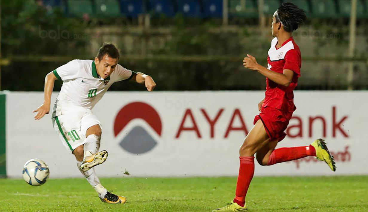 Gelandang Timnas Indonesia U-19, Egy Maulana Vikri (kiri)  dua kali membobol gawang Filipina U-19 pada laga Piala AFF U-18 di Stadion Thuwunna, Myanmar, Kamis (7/9/2017). Egy Maulana menjadi topskorer sementara dengan 4 gol. (Liputan6.com/Yoppy Renato)