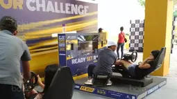 Instruktur sedang mengajarkan cara menggukan simulator challenge di pit stop challenge pada ajang F1 GP Singapura, (17/9/2017). Kegiatan ini untuk menarik warga mengenal tentang F1. (Bola.com/Wirawan Kusuma)