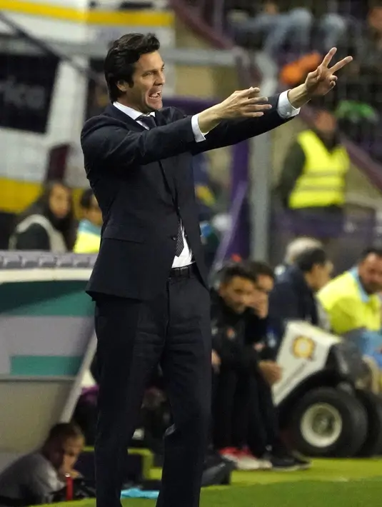 Pelatih Real Madrid, Santiago Solari menginstruksikan pemainnya saat melawan Real Valladolid selama pertandingan lanjutan La Liga Spanyol di stadion Jose Zorrilla,Valladolid (10/3). Madrid menang telak 4-1 atas Valladolid. (AFP Photo/Cesar Manso)