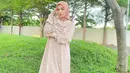 Penampilan Nabilah Ayu yang mantap berhijab ini mendapat banyak dukungan. Meski masih belajar mengenakan hijab, tak sedikit orang yang mendoakan Nabila agar tetap istiqomah. Ia tak jarang tampil mengenakan gamis dan hijab kekinian.
(Liputan6.com/IG/@nblh.ayu)
