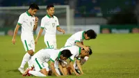 Para pemain Timnas Indonesia U-19 sujud merayakan gol yang dicetak Feby Eka Putra ke gawang Filipina U-19 pada laga Piala AFF U-18 di Stadion Thuwunna, Myanmar, Kamis (7/9/2017). Indonesia unggul 5-0 pada babak pertama. (Liputan6.com/Yoppy Renato)