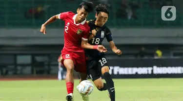 Pemain Timnas Indonesia  U-17 Rizdjar (kiri) berebut bola dengan pemain Korea Selatan U-17 Kim Hyunmi pada pertandingan persahabatan di Stadion Patriot Chandrabhaga, Bekasi, Jawa Barat, Rabu (30/8/2023). Garuda Muda kalah dengan skor 0-1. (Liputan6.com/Herman Zakharia)