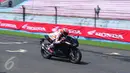 Juara Dunia Moto GP, Marc Marquez saat mencoba motor All New Honda CBR250RR di sirkuit Sentul, Jawa Barat, Selasa (25/10). All New Honda CBR250RR menghasilkan tenaga maksimal 12.500 rpm dan trosi maksimum hingga 10.500 rpm. (Liputan6.com/Angga Yuniar)